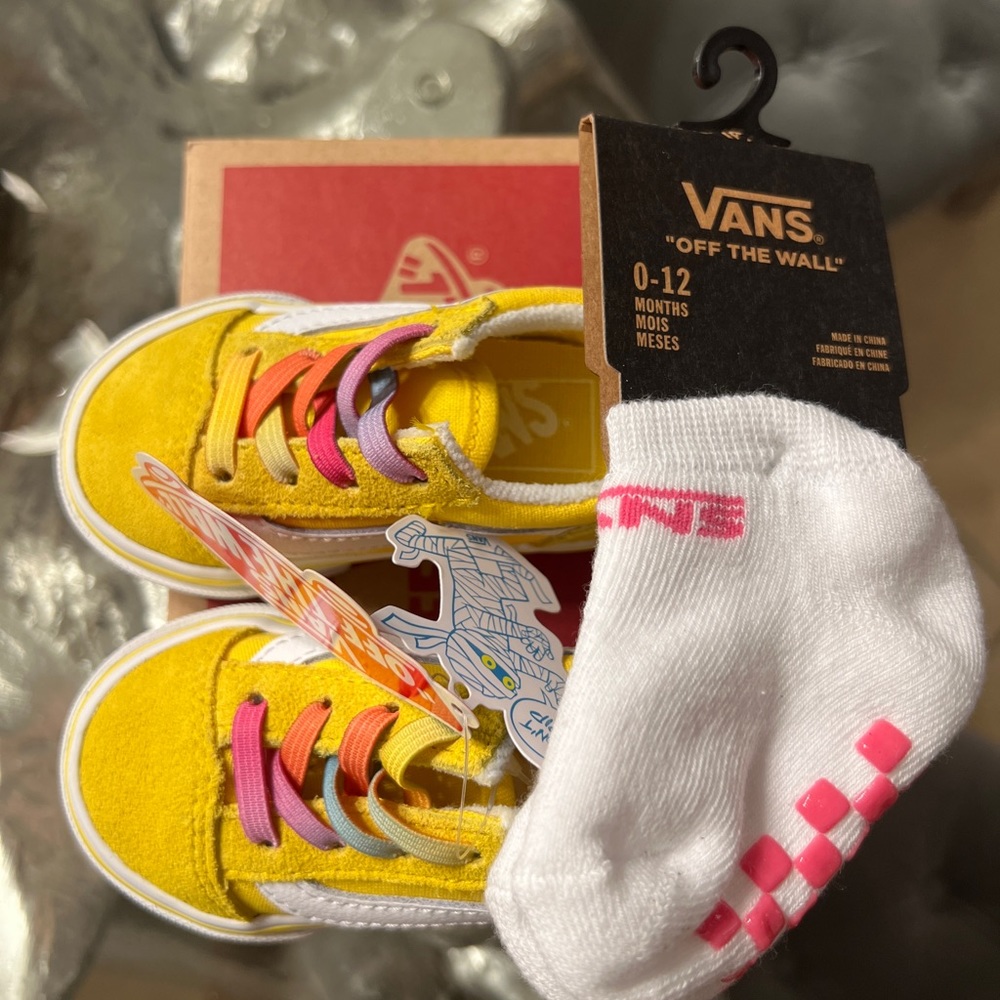 Toddler Old Skool Elastic Vans w/ Rainbow Laces
Size: 4 Vans - Picture 4 of 4